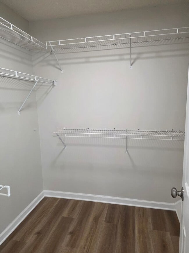 Building Photo - Updated 3 bed 2.5 bath Townhome located in...