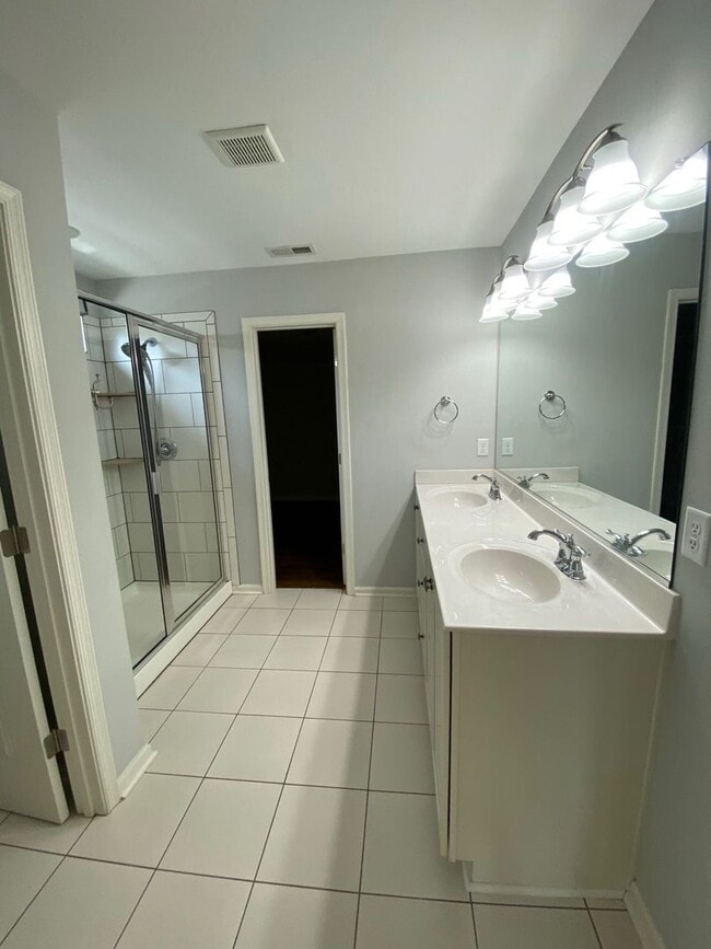 Building Photo - Introducing a stunning Condo with a coasta...