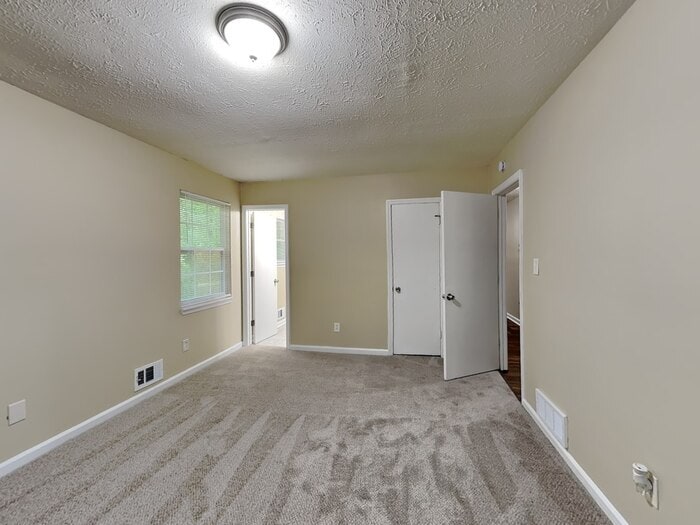 Building Photo - 2800 Alexandria Dr SW