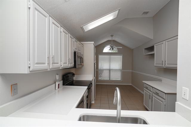 Building Photo - 5013 Hearthcrest Dr