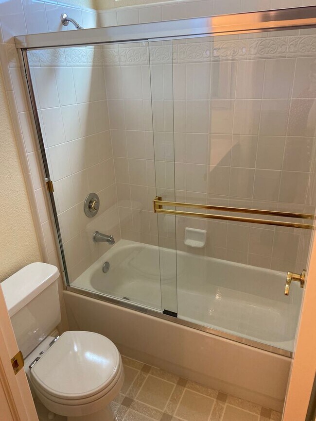 Building Photo - Broadstone Solar Home - 5 Bdrms, 4 Baths