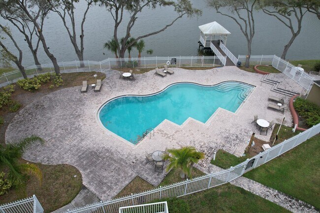 Building Photo - 1 Bedroom - 1 Bath - 2nd Floor - Community...