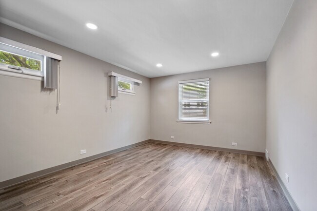 Building Photo - 3001 W Chase Ave