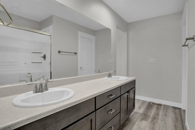 Building Photo - Modern 3-Bedroom Townhome – Conveniently L...