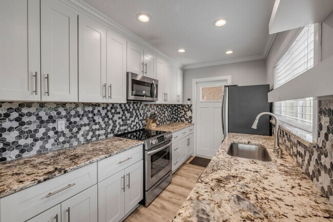 Building Photo - Renovated Spanish-Style 2/1 Beach Bungalow...