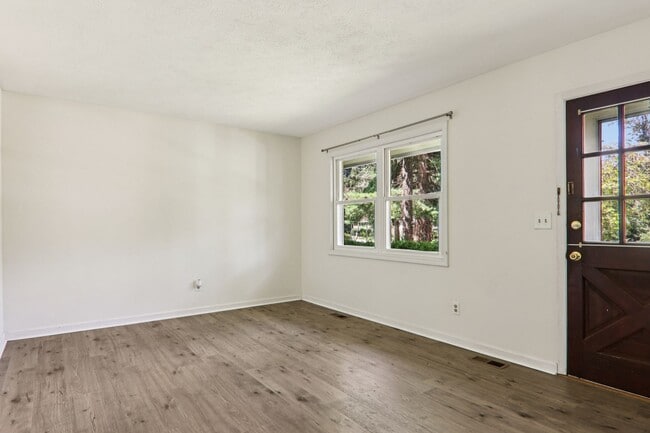 Building Photo - Move In Ready