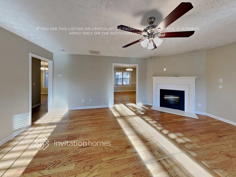 Building Photo - 690 Castlebrooke Dr SE