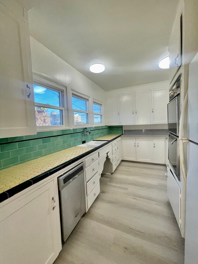 Building Photo - 1362 S Stanley Ave