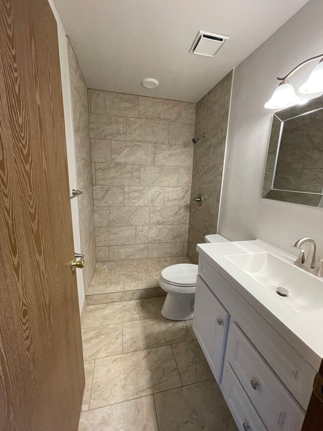 Building Photo - New remodeled townhome!