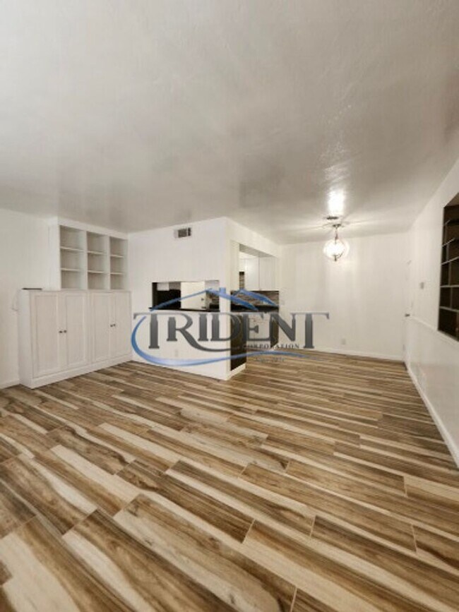 Building Photo - This is a cute 2 bedroom, 1 ½ bath townhouse.