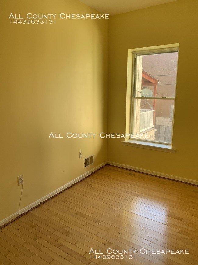 Building Photo - Beautiful Townhouse