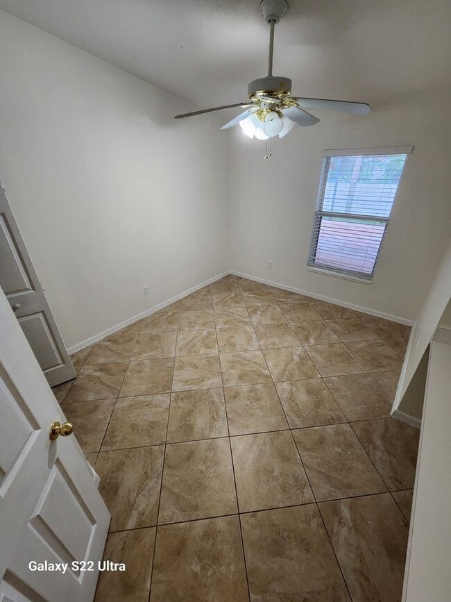 Building Photo - 4 bedroom 2 bath
