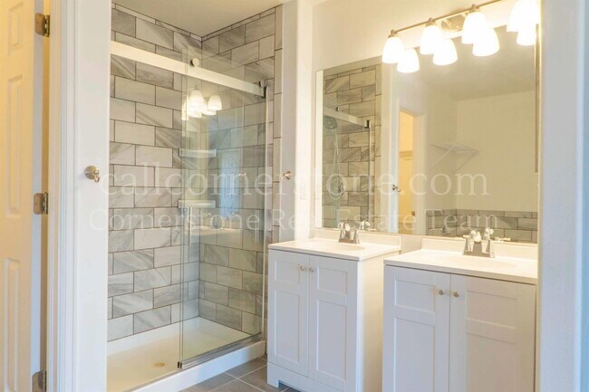 Building Photo - 743 Descendant Dr