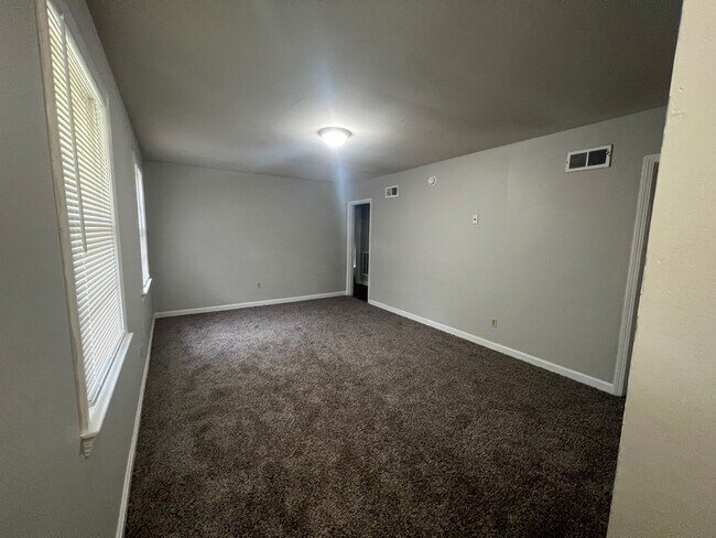 Building Photo - 3 bedroom 1 bathroom single level home