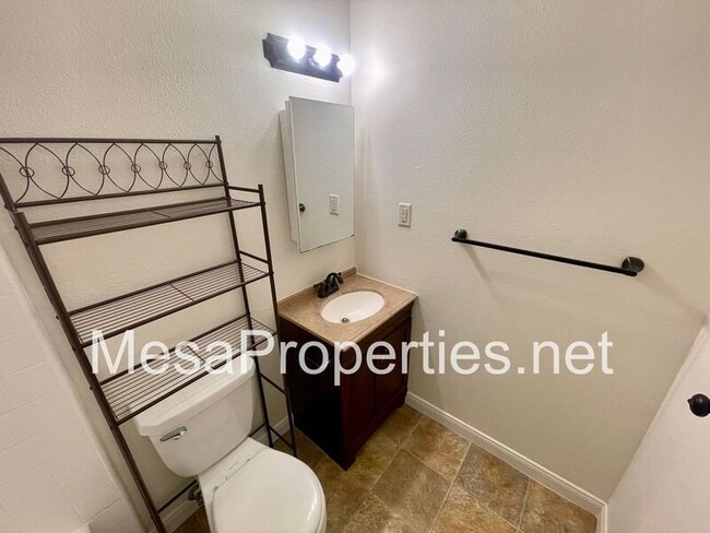 Building Photo - 2946 Winfield Ave