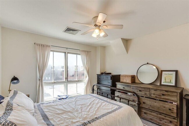 Building Photo - 711 Clinton St