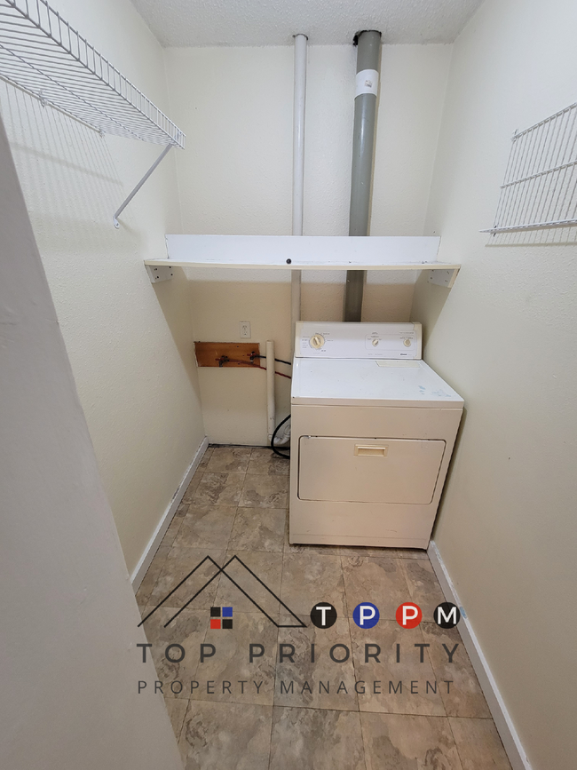 Building Photo - 3 Bedroom | 1 Bathroom Unit in Brandon Ava...