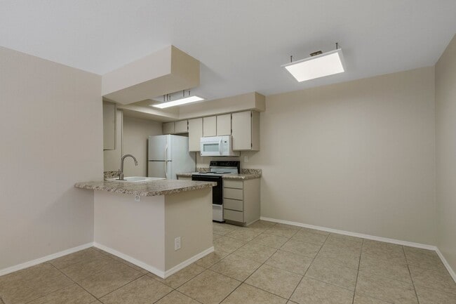 Building Photo - COMING SOON! Spacious 1 Bed 1 Bath Condo i...
