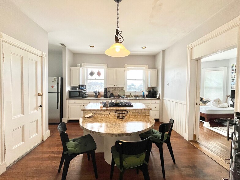 Building Photo - 140 Cedar St