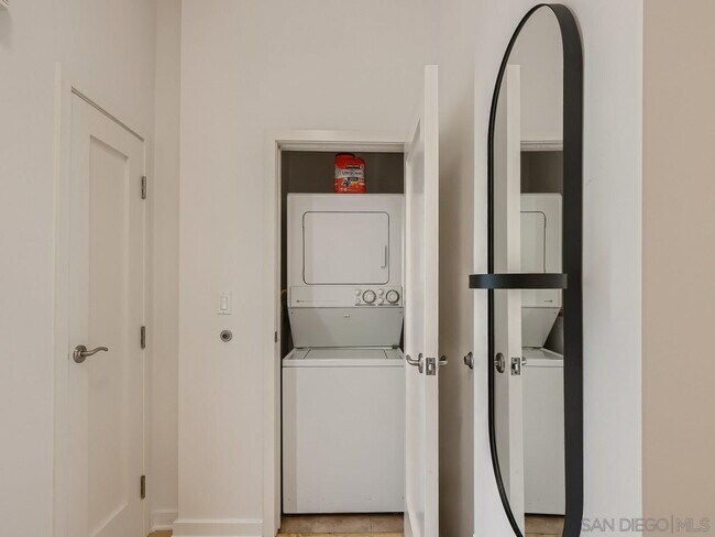 Building Photo - 5490 La Jolla Blvd