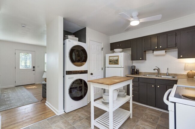 Building Photo - Bright East Nashville Townhome!