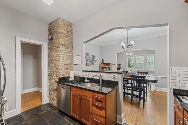 Building Photo - 813 Kenwood Pkwy