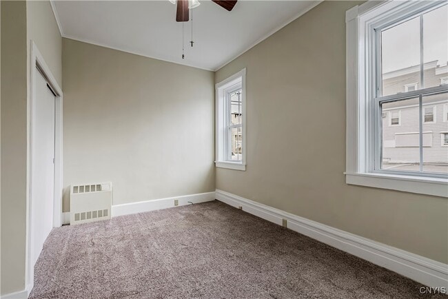 Building Photo - 25 College St