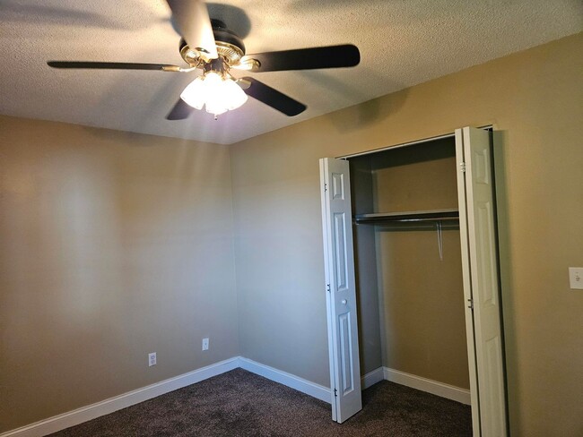 Building Photo - 3BR-1.5BA Split Level House - Washington M...