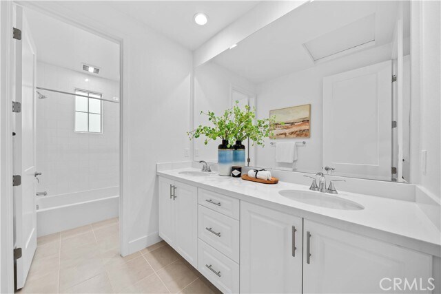 Building Photo - 206 Collino