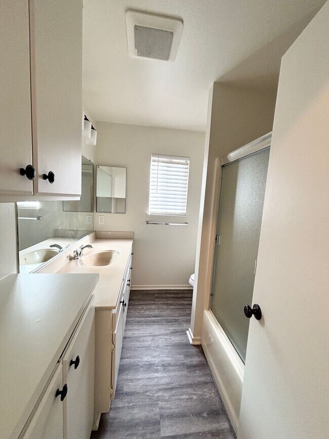 Building Photo - I412-420-P