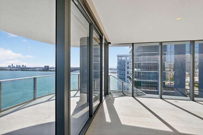 Building Photo - 700 NE 24th St