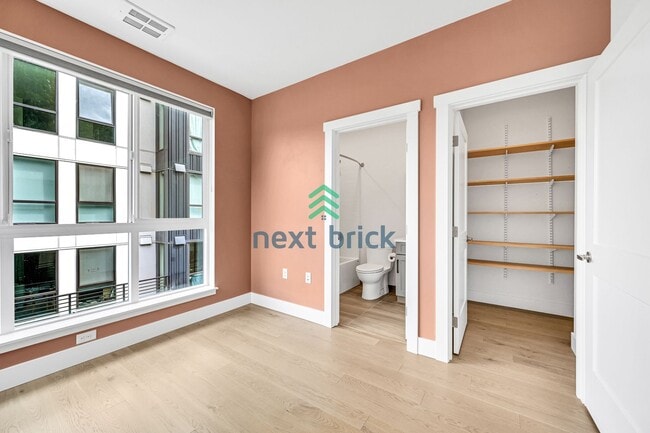 Building Photo - 2 bed and 2.5 bath Modern Townhome Downtow...