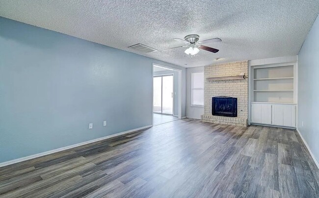 Building Photo - 3 bed two bath in Yukon, clean , updated a...