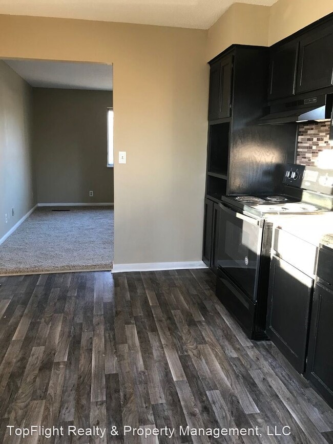 Building Photo - 4 br, 1 bath House - 108 Airport Rd.