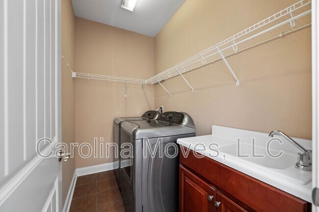 Building Photo - 213B Bell Heather Lane