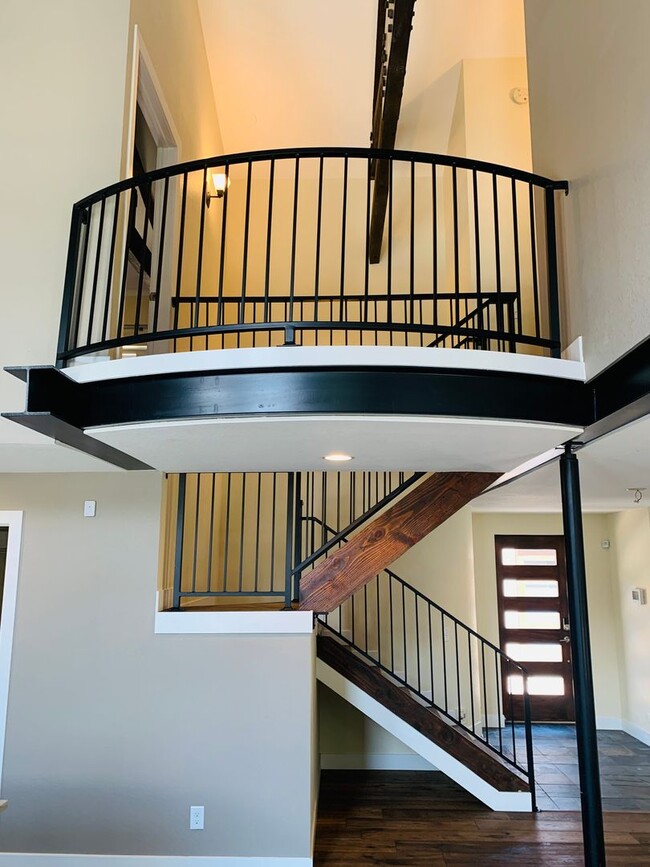 Building Photo - Stunning Luxury Home in Sunnyside