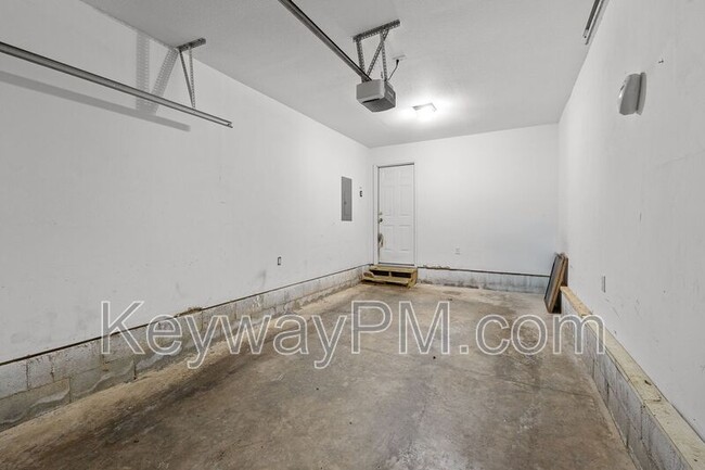 Building Photo - 2054 Reserve Ln