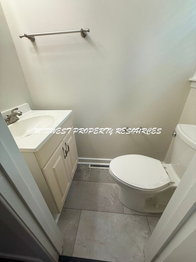 Building Photo - Adorable side by side split with brand new...