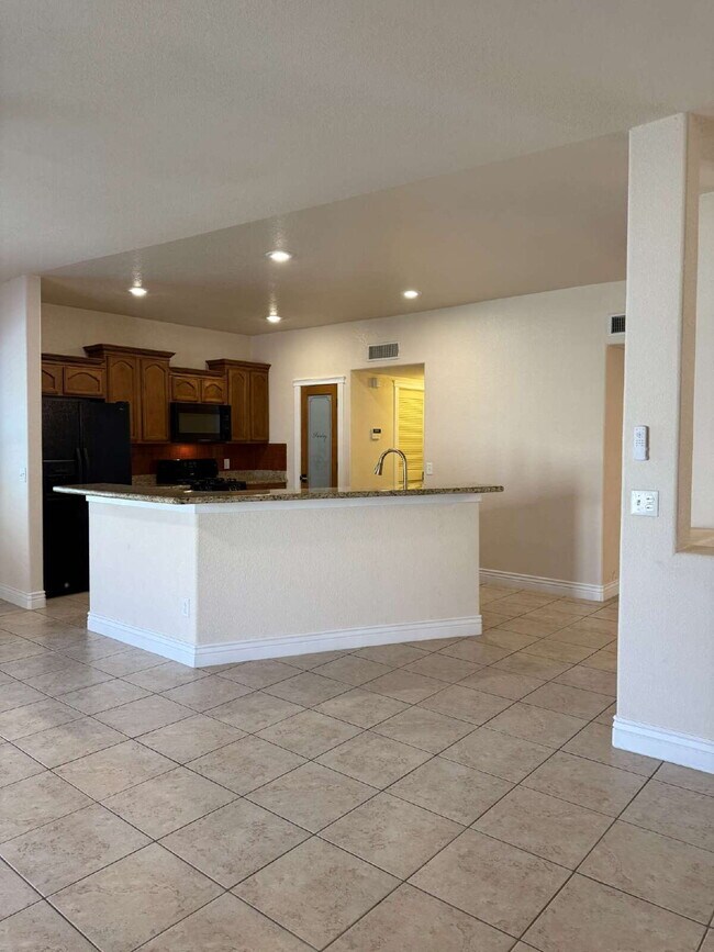 Building Photo - "Spacious 4-Bedroom Oasis with Granite Kit...