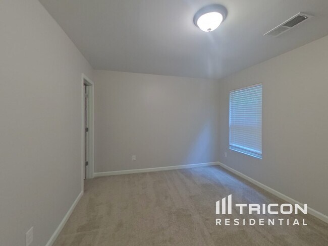 Building Photo - 3650 Lebella Ln