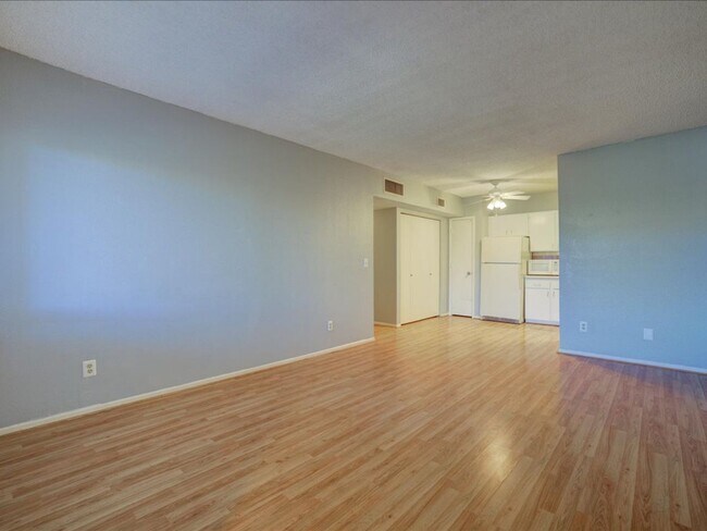 Building Photo - 2 Bedroom 2 Bathroom Retreat with Community Pool & Spa!