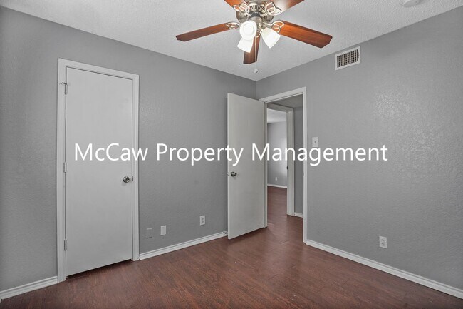 Building Photo - Spacious and Sparkling 2/1 Duplex in Fort ...