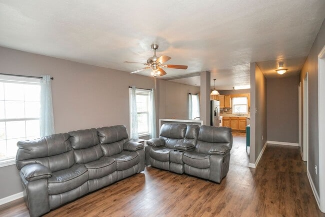 Building Photo - 3 Bed home in Carthage with large basement!