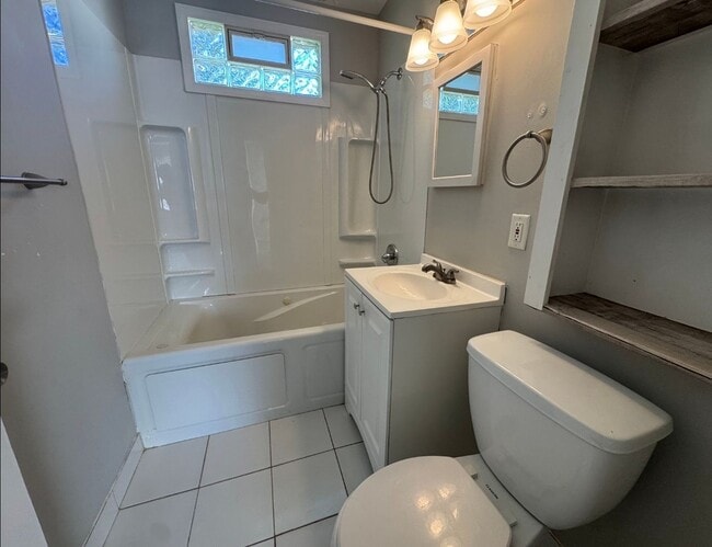 Building Photo - Roseville Three bedroom is a must see!!