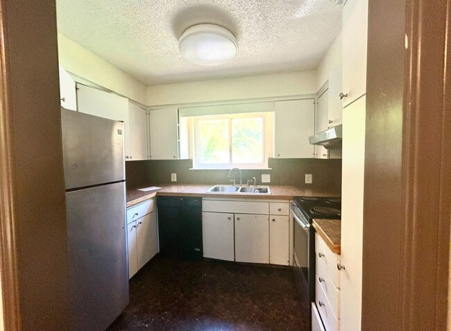 Building Photo - Two Bedroom Cottage Style Home Nestled in ...