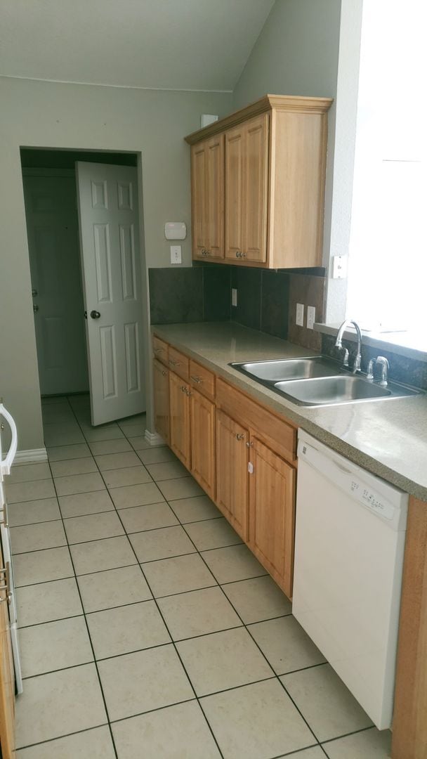 Building Photo - Great size Duplex for rent in Arlington!