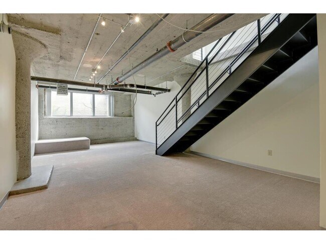 Building Photo - 521 S 7th St