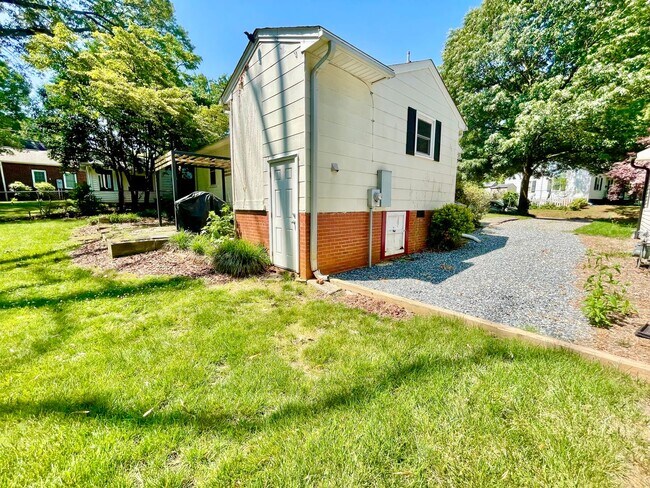 Building Photo - Beautiful 3 Bed 1 Bath Home Located near target shopping center off of Battleground in desirable ...