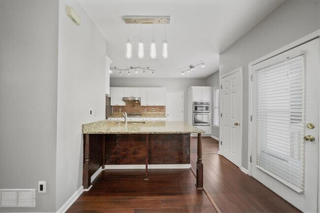 Building Photo - 4085 Pineset Dr