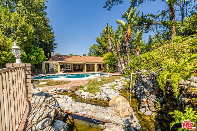 Building Photo - 18022 Lake Encino Dr